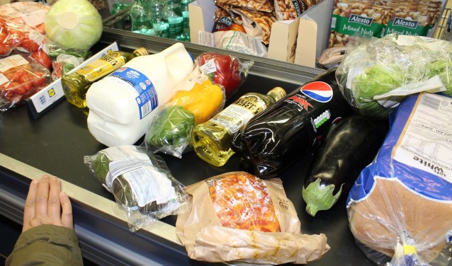 In het pakket zit onder andere een bon van 100 euro voor aankopen in een supermarkt.