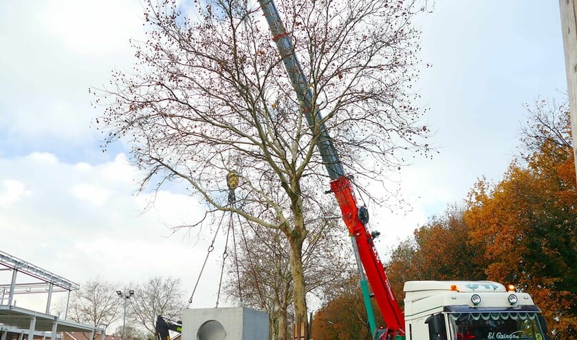 Een grote inspectieput werd gisteren aangebracht in het riool langs de Bestevaer.