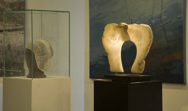Met het plaatsen van het beeld 'Isabee' van Michiel Linders (rechts) werd de tentoonstelling geopend.