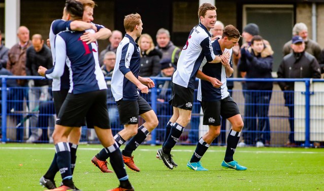 Vreugde bij Victoria na de 1-0 door Wilco de Birk.