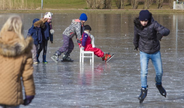 Kinderen kunnen al schaatsen op de Meentweide die opgespoten is.