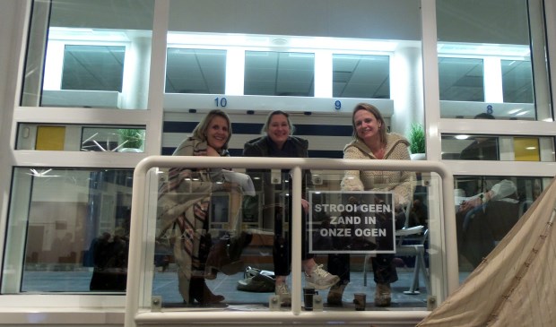 Leden van de Huizer Hockey Club hadden borden meegenomen om te protesteren.