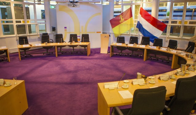 De Huizer en Nederlandse vlag sieren vanaf vandaag de raadszaal.