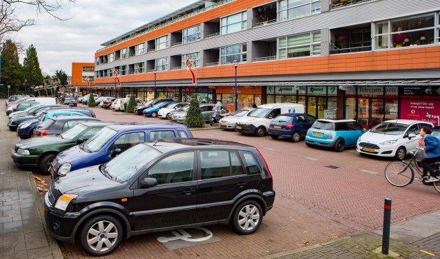 Het parkeerterrein pal voor het winkelcentrum.