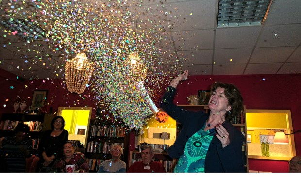 Wethouder Janny Bakker moest een ballon met confetti en een tijdschrift doorprikken.