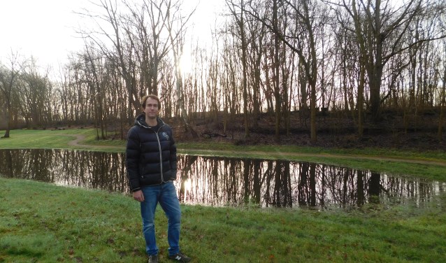 De oude zeedijk achter Hiemstra houdt nauwelijks het geluid van de A1 tegen.