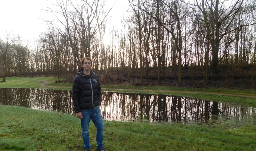 De oude zeedijk achter Hiemstra houdt nauwelijks het geluid van de A1 tegen.