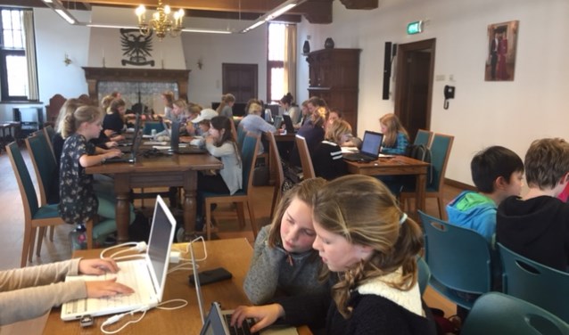 Deelnemers vol overgave hun verhaal aan het schrijven.