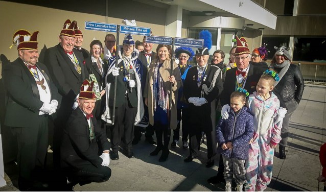 De wethouder bekeek de borden aandachtig.