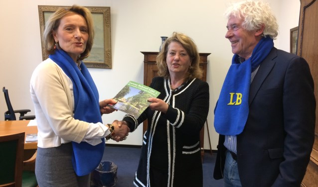 Karin van Hunnik overhandigt - in het bijzijn van Peter Calis - het eerste Larens Behoud-magazine aan burgemeester Rinske Kruisinga.