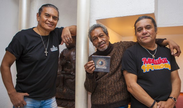 Johnny Manuhutu, Jan Jermais en Jopie Manuhutu, de bandleden uit Huizen van Massada met hun speciale cd 'Baronda' voor hun 40-jarig bestaan.