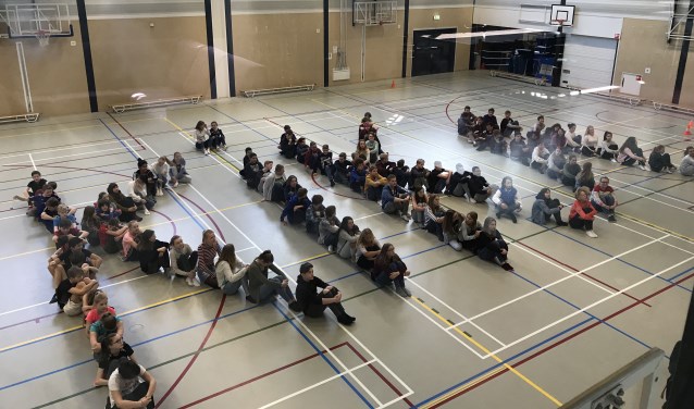 De leerlingen vormden al eerder ter gelegenheid van de actie het woord KiKa in de gymzaal.
