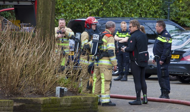 René Froger in gesprek met de brandweer.