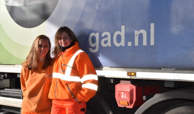 Stefanie en Samantha zijn net terug van hun dienst.