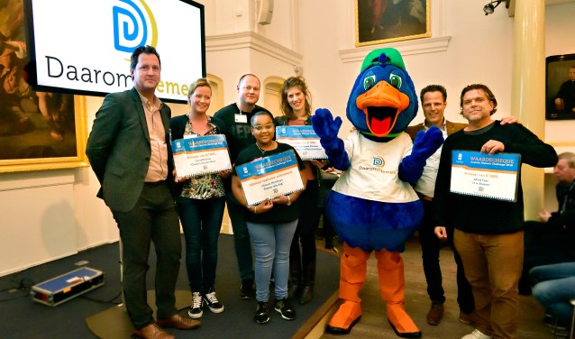 Wethouder Jeroen Klaasse en de prijswinnaars.
