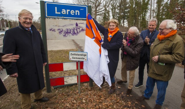 Johan de Bondt (l), Désirée Niekus en andere VVD-leden bij de onthulling van het bord.