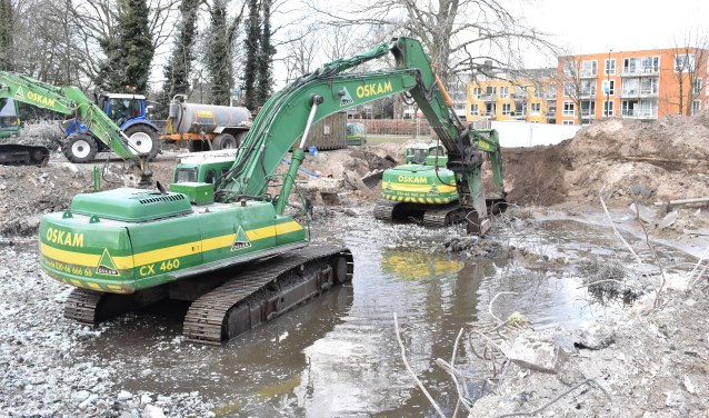 Het Storkgebouw is weg, nu moet de grond bouwrijp gemaakt worden.