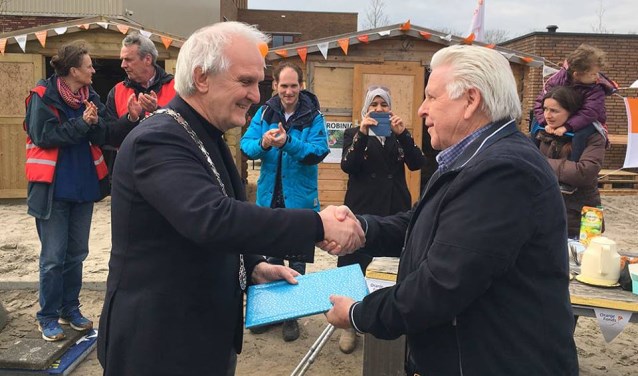 Broertjes reikt het Gouden Lintje uit.