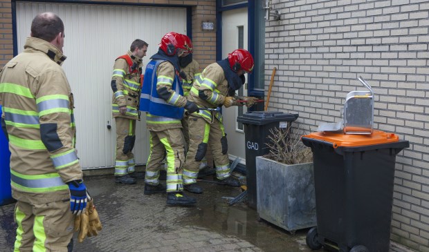 De brandweer moest een raam inslaan om de kraan dicht te kunnen draaien.