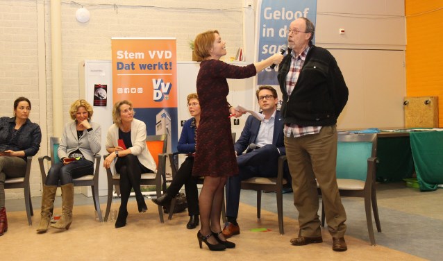 John Tammer aan het woord tijdens het wijkdebat in Lopes Dias.