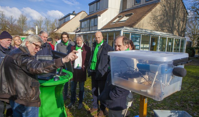 Michiel Koekoek van de dorpsraad Muiderberg geeft uitleg.