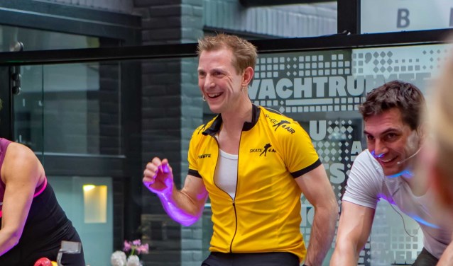 Jochem Uytdenhage (gele shirt) spreekt tijdens een bijeenkomst in De Hilt.
