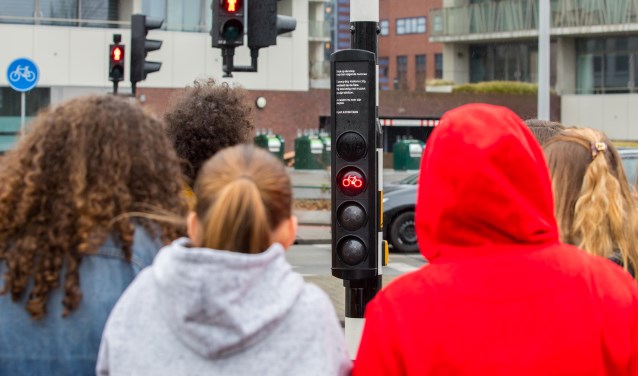 Fietsers bekijken het stoplicht.