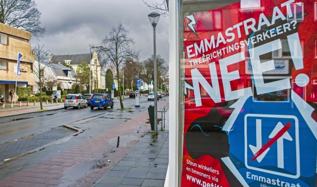 De Nee-posters komen weer tevoorschijn op de Emmastraat.