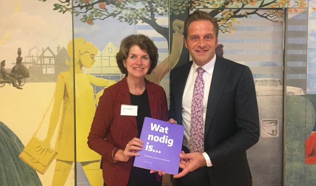 Wethouder Janny Bakker overhandigde vorige week het boek al aan minister Hugo de Jonge.