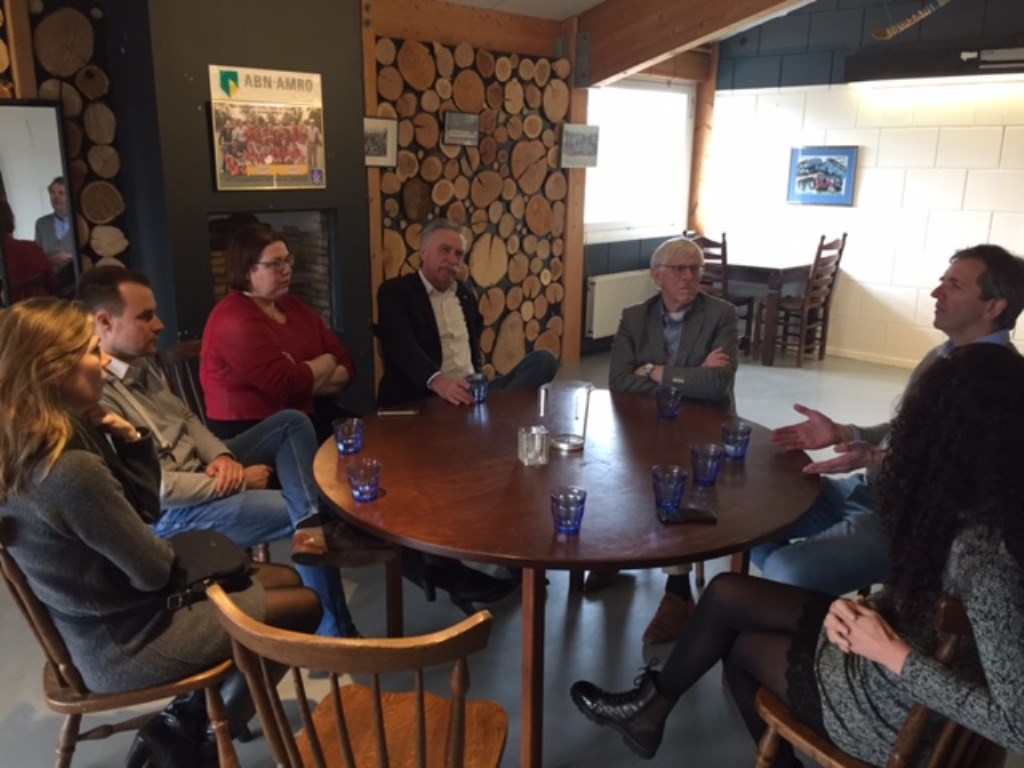 Statenleden in gesprek met de voorzitter van de Larense hockeyclub.