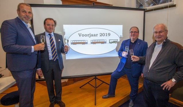 Het dagelijks bestuur van de stichting toast met de notaris op het ondertekenen van de oprichtingsakte.