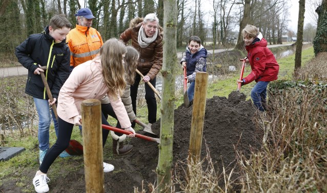 Wethouder Liesbeth Boersen met de kinderen van groep 7 KBS Bernardus, terzijde gestaan door Thomas Wiegers, medewerker buitendienst.