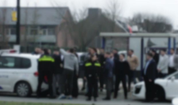 Veel mensen bemoeiden zich met het werk van de politie.