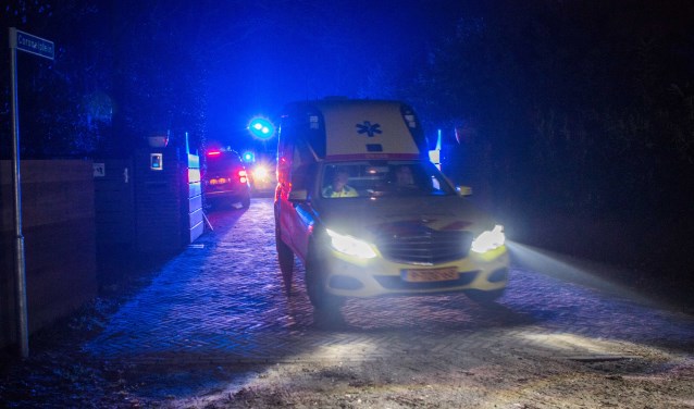 De ambulance verliet met hoge snelheid het terrein.