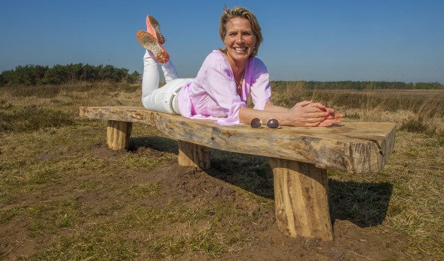 Didi op haar bankje op de heide.