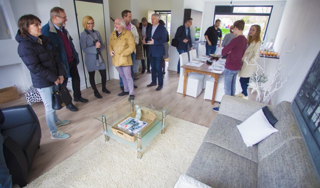 Wethouder Gerrit Pas opende het huis met alleen spullen uit de kringloopwinkel woensdag officieel.