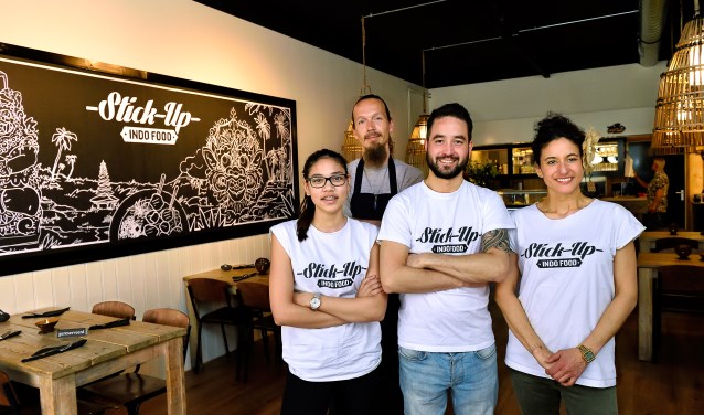 Isabel, Timon, Chris en Nadine in Stick-Up Indofood.