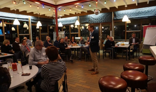 Afgevaardigden van diverse sportclubs tijdens een eerdere avond van Sportplatform Huizen.