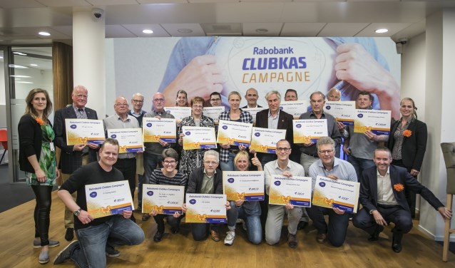 Vertegenwoordigers van de verenigingen met de cheque die ze ontvangen hebben.