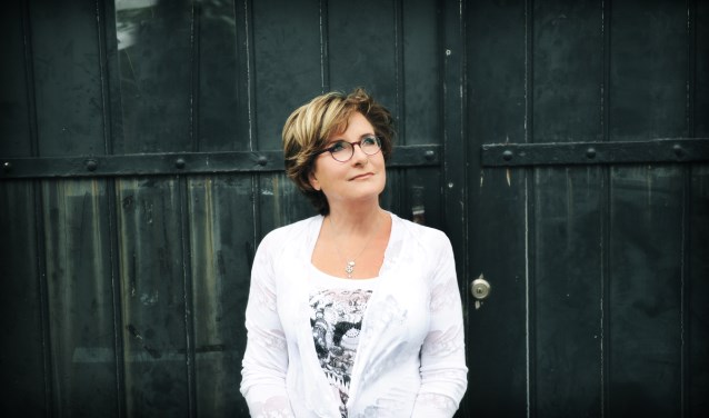 Catherine Keyl staat met gasten uit Naarden op de planken in deMess.