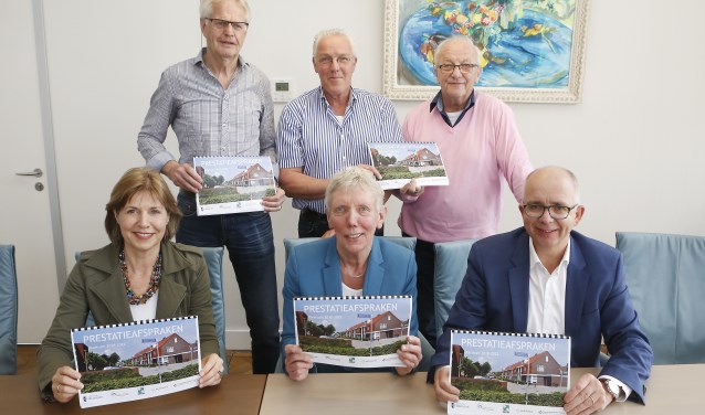 V.l.n.r. bovenste rij: Kees Meijer (penningmeester Huurderbelangenvereniging de Alliantie Gooi en Vechtstreek), Frans Ruijter (algemeen bestuurslid Huurderorganisatie Het Gooi en Omstreken), Henk Dijks (voorzitter Huurderorganisatie Het Gooi en Omstreken) V.l.n.r. onderste rij: Joan van der Burgt (d