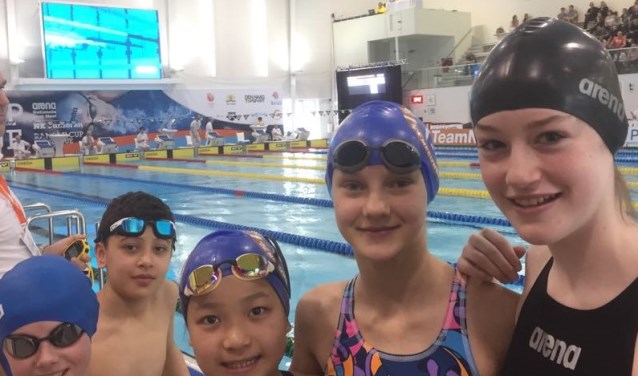 Op de foto staat: Daan (links, blauwe badmuts), Loukman, Sophia, Naomi en Yamilé.