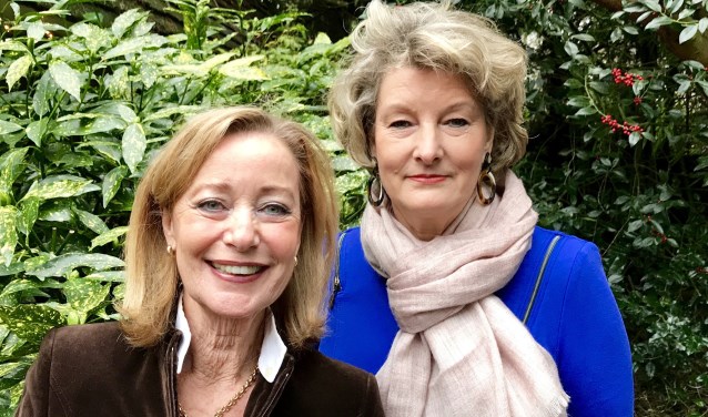 Jacqueline Timmerman (l) en Maria Klingenberg hebben niets in de Larense melk te brokkelen.