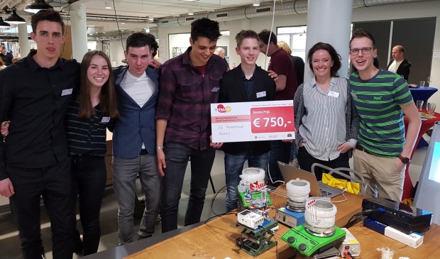 De leerlingen met de gewonnen cheque. Het geld mag besteed worden aan nieuwe materialen voor de science afdeling.