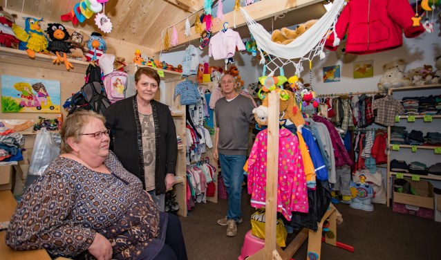 Van linksaf: Jennie en Carin van Heelo Baby en Kinder met op de achtergrond Jan Boonstra zien de voordelen van de samenwerking.
