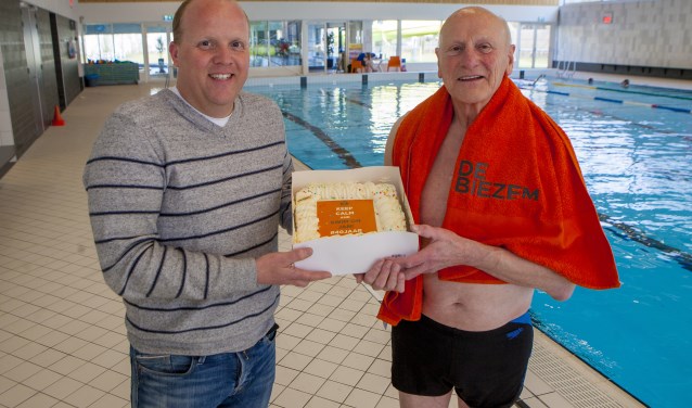 Jan Velthuis (r) kreeg van De Biezembedrijfsleider Rick een lekkere taart.
