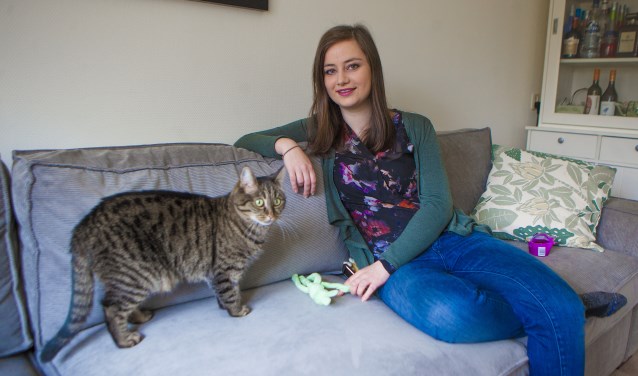 Michelle met haar steun en toeverlaat poes Tyson. Speciaal voor de foto en het interview heeft ze zich opgedoft. Daarna moet ze haar bed weer in.