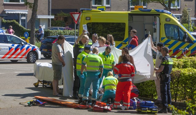 Ambulancemedewerkers en de trauma-arts ontfermen zich over het slachtoffer.