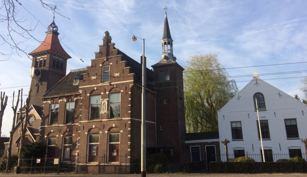 De pastorie en naastgelegen Sint Petrus' Bandenkerk en Schuilkerk de Hoop zijn rijksmonumenten.