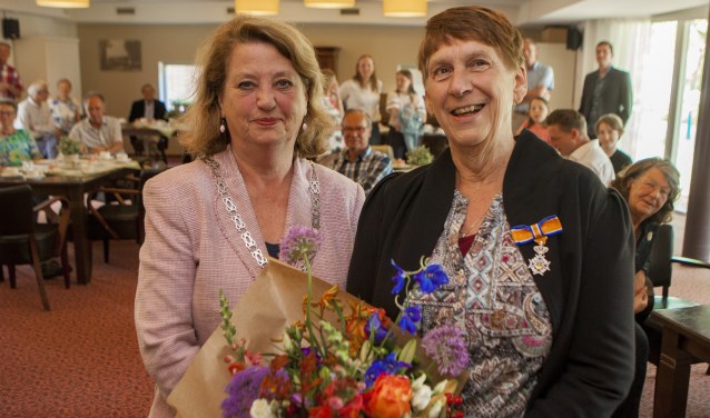 Burgemeester Rinkse Kruisinga en de net onderscheiden Arletta Splinter.